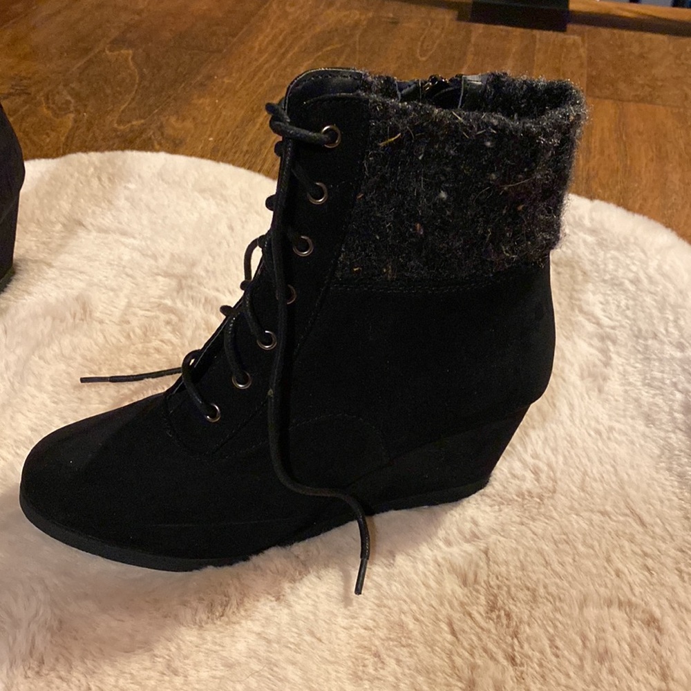 NWOT Women’s Lace Up Suede Wedge Bootie 8